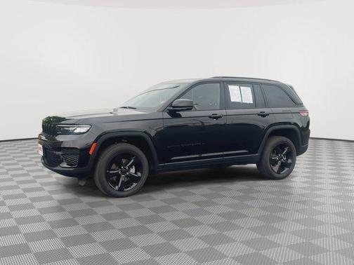 Diamond Black Crystal Pearlcoat 2023 Jeep Grand Cherokee Altitude