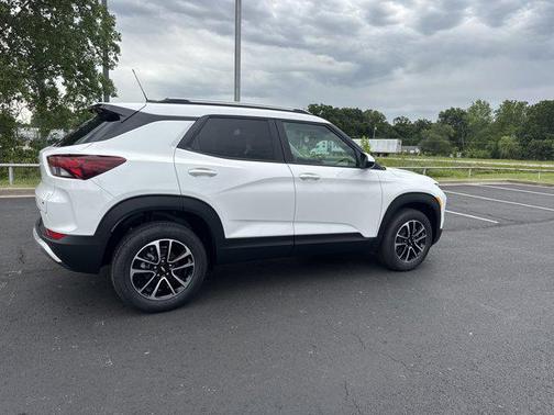Summit White 2026 Chevrolet Trailblazer LT