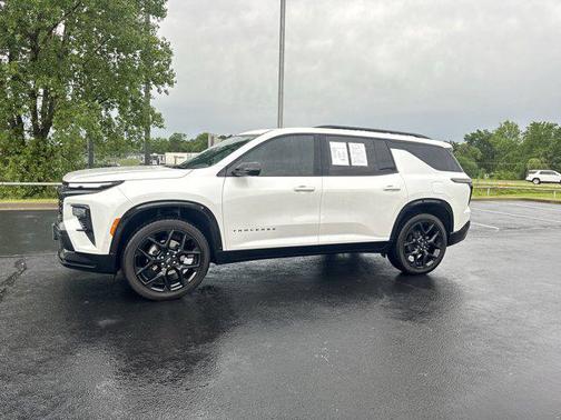 Iridescent Pearl Tricoat 2024 Chevrolet Traverse RS
