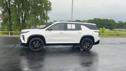 Iridescent Pearl Tricoat 2024 Chevrolet Traverse RS