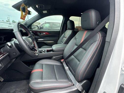 Iridescent Pearl Tricoat 2024 Chevrolet Traverse RS