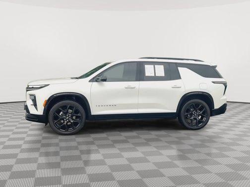 Iridescent Pearl Tricoat 2024 Chevrolet Traverse RS