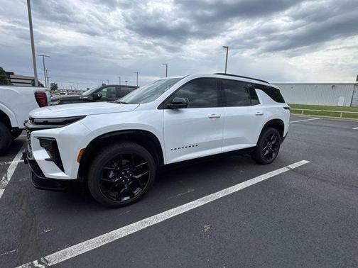 Iridescent Pearl Tricoat 2024 Chevrolet Traverse RS