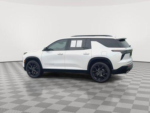 Iridescent Pearl Tricoat 2024 Chevrolet Traverse RS