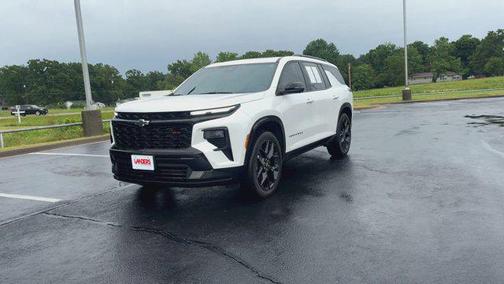Iridescent Pearl Tricoat 2024 Chevrolet Traverse RS