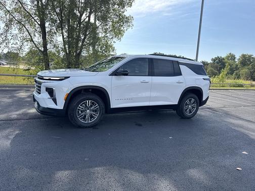 Summit White 2027 Chevrolet Traverse LT