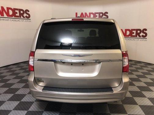 2016 Chrysler Town & Country Touring