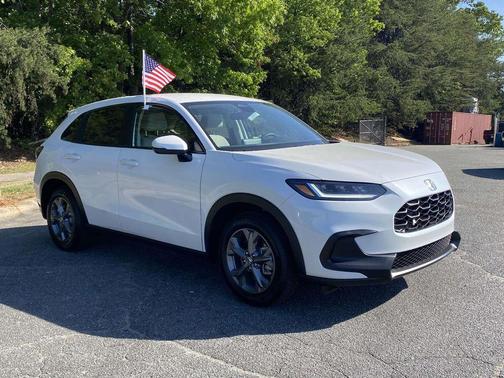 Platinum White Pearl 2026 Honda HR-V LX