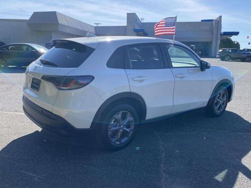 Platinum White Pearl 2026 Honda HR-V LX