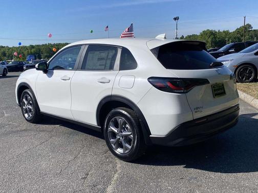Platinum White Pearl 2026 Honda HR-V LX