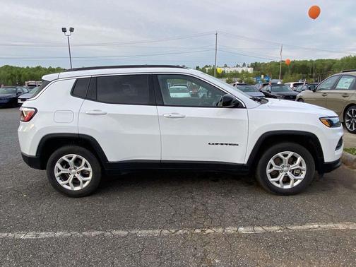 Bright White Clearcoat 2024 Jeep Compass Latitude