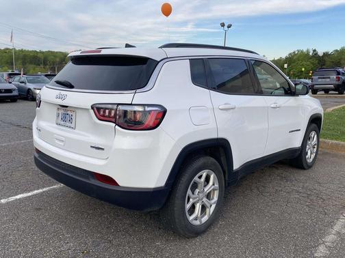 Bright White Clearcoat 2024 Jeep Compass Latitude