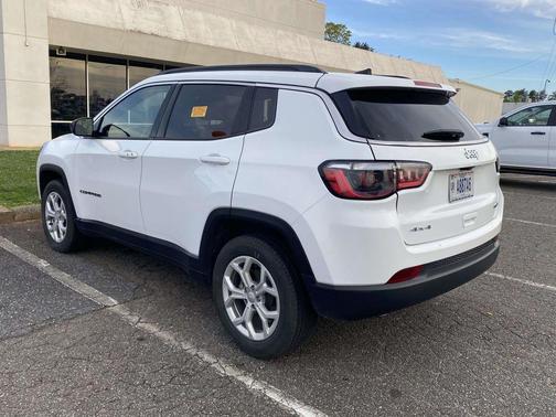Bright White Clearcoat 2024 Jeep Compass Latitude