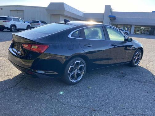Mosaic Black Metallic 2024 Chevrolet Malibu FWD 1LT