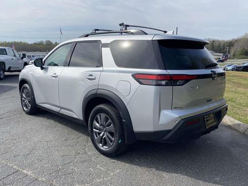 2024 Nissan Pathfinder SV FWD