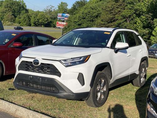 Ice Cap 2024 Toyota RAV4 XLE