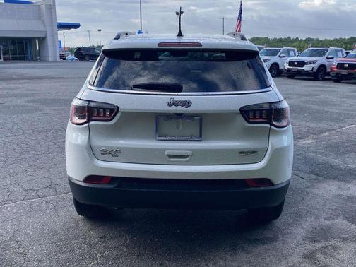 Bright White Clearcoat 2024 Jeep Compass Latitude