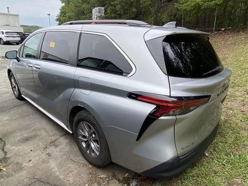 2021 Toyota Sienna XLE 8 Passenger