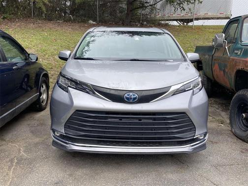 2021 Toyota Sienna XLE 8 Passenger