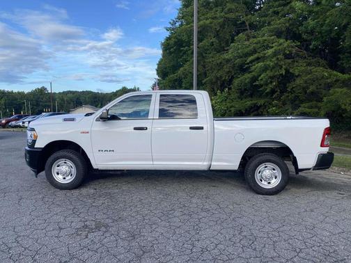 Bright White Clearcoat 2022 RAM 2500 Tradesman Crew Cab 4x2 6'4' Box