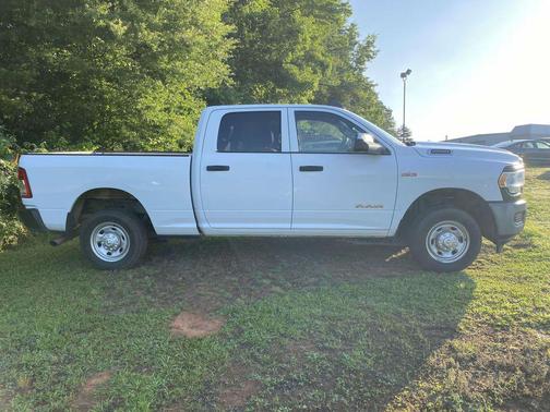 Bright White Clearcoat 2022 RAM 2500 Tradesman Crew Cab 4x2 6'4' Box