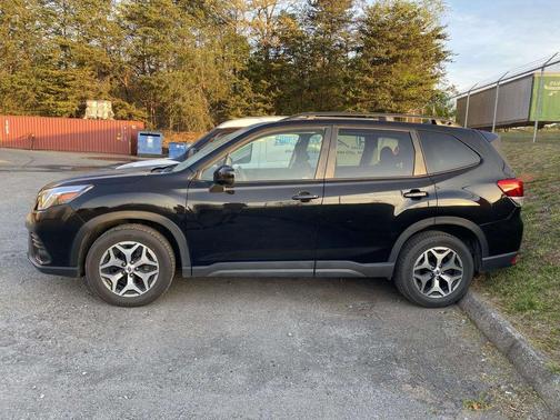 Crystal Black Silica 2023 Subaru Forester Premium