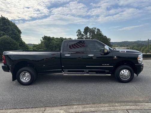 2024 RAM 3500 Laramie Crew Cab 4x4 8' Box