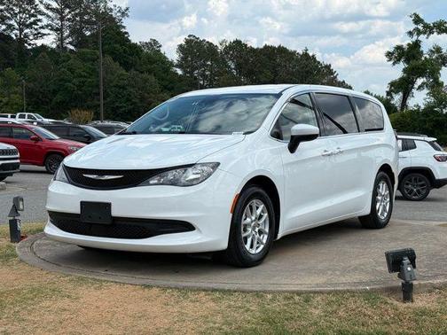 Bright White Clearcoat 2023 Chrysler Voyager LX