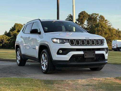 Bright White Clearcoat 2023 Jeep Compass Latitude