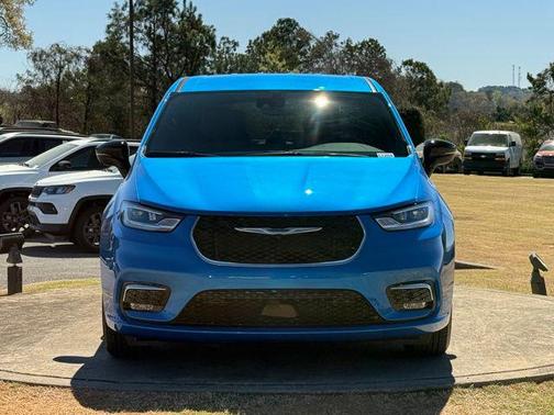 Hydro Blue Pearlcoat 2026 Chrysler Pacifica L