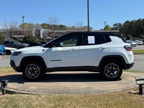 Bright White Clearcoat 2024 Jeep Compass Trailhawk