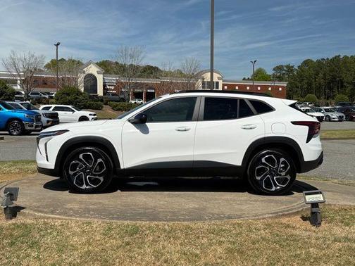 Summit White 2025 Chevrolet Trax FWD 2RS