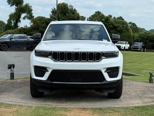 Bright White Clearcoat 2026 Jeep Grand Cherokee Laredo