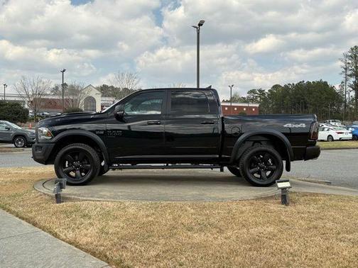 Diamond Black Crystal Pearlcoat 2019 RAM 1500 SLT