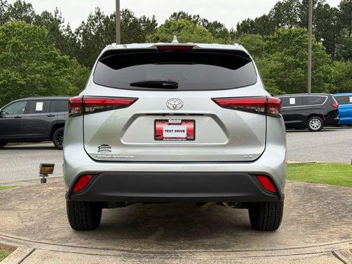 Celestial Silver Metallic 2021 Toyota Highlander XLE
