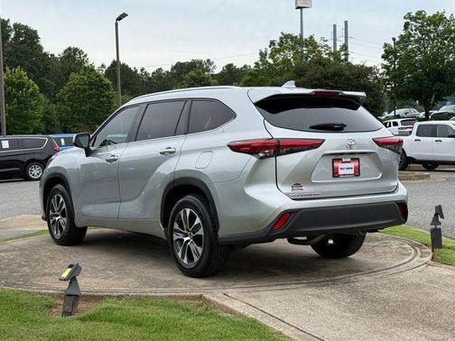 Celestial Silver Metallic 2021 Toyota Highlander XLE
