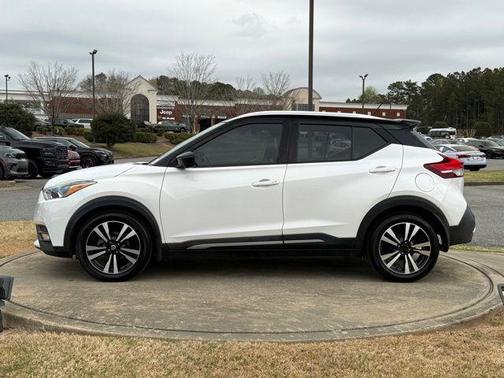 Aspen White/Super Black 2020 Nissan Kicks SR