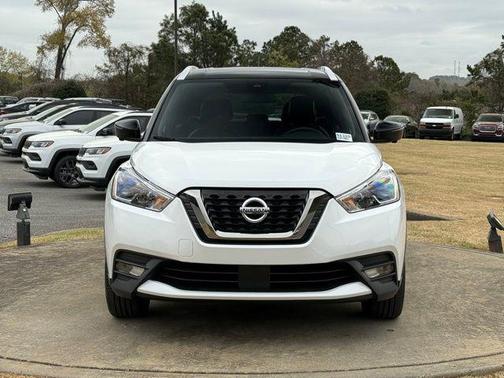Aspen White/Super Black 2020 Nissan Kicks SR