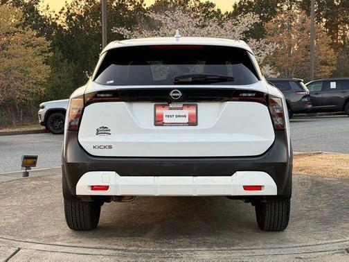 2025 Nissan Kicks SV