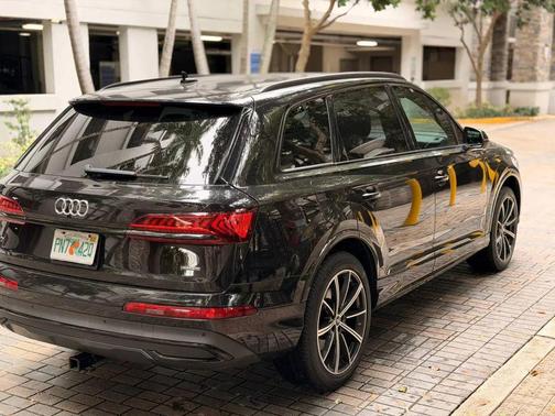 Mythos Black Metallic 2022 Audi Q7 55 Premium Plus