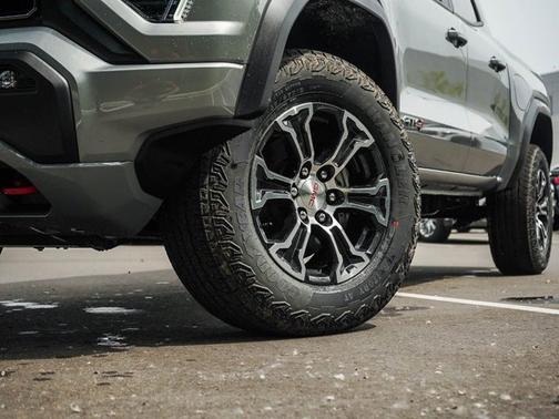 2025 GMC Canyon 4WD AT4