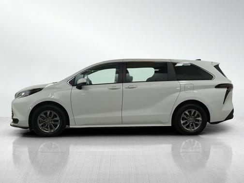 2023 Toyota Sienna LE