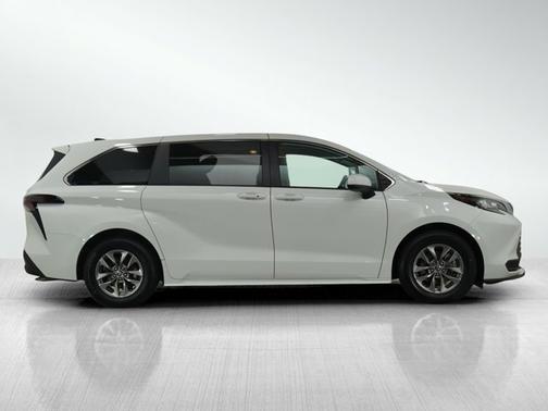 2023 Toyota Sienna LE