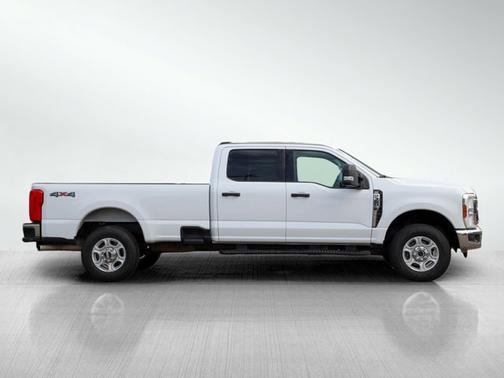 Oxford White 2025 Ford F-350 XLT