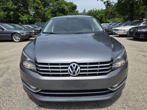 Platinum Gray Metallic 2014 Volkswagen Passat 2.0L TDI DSG SE w/Sunroof
