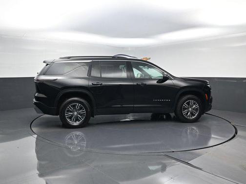 Mosaic Black Metallic 2026 Chevrolet Traverse LT
