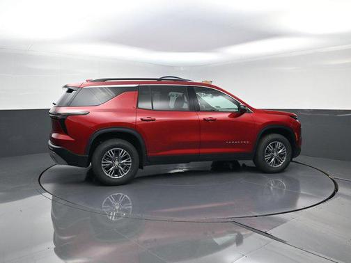 Radiant Red Tintcoat 2026 Chevrolet Traverse LT