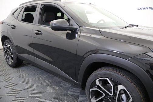 Mosaic Black Metallic 2026 Chevrolet Trax 2RS
