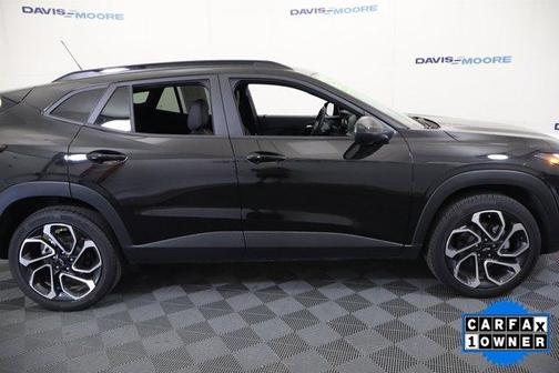Mosaic Black Metallic 2025 Chevrolet Trax 2RS