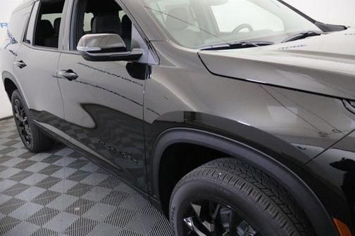 Mosaic Black Metallic 2026 Chevrolet Traverse LT